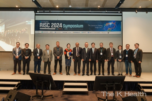 에스티팜 김경진 대표(오른쪽에서 7번째)와 주요 연사들이 RISC 2024에서 기념사진을 촬영하고 있다(사진제공 : 에스티팜)
